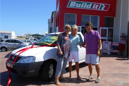 Die wenner, Sandra Otto (links) ontvang die sleutels van haar bakkie van Silvana en Eddie Burger, eienaars van Build It